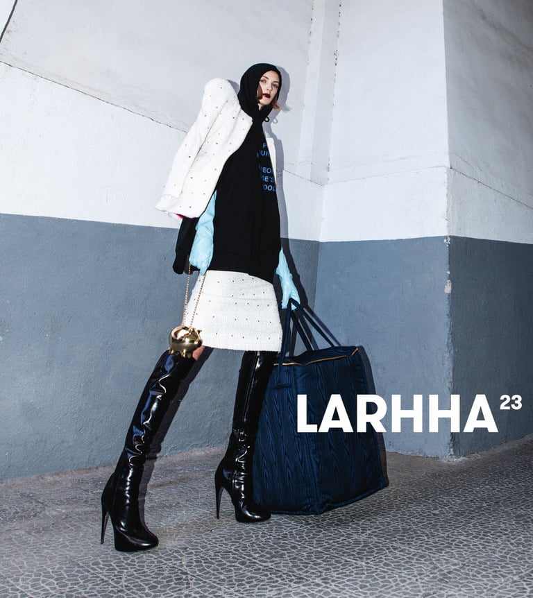 Modelo con look y bolso de Larhha