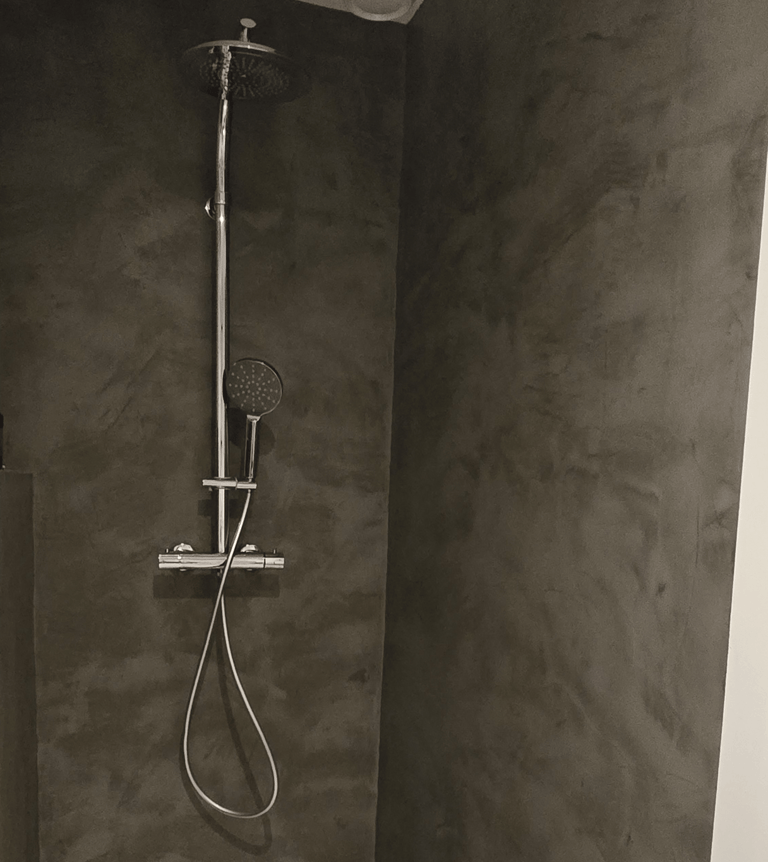 Douchewanden gepleisterd met Mortex antraciet 