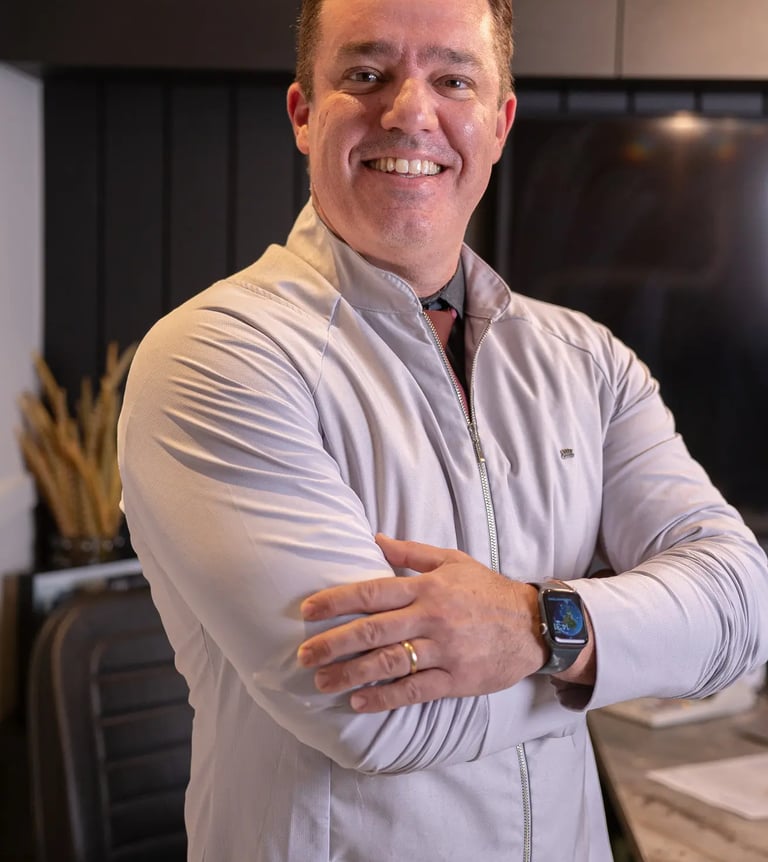 Dr. Rodrigo Alcantara, seu dentista especializado em Implantodontia em Maringá desde 1999.