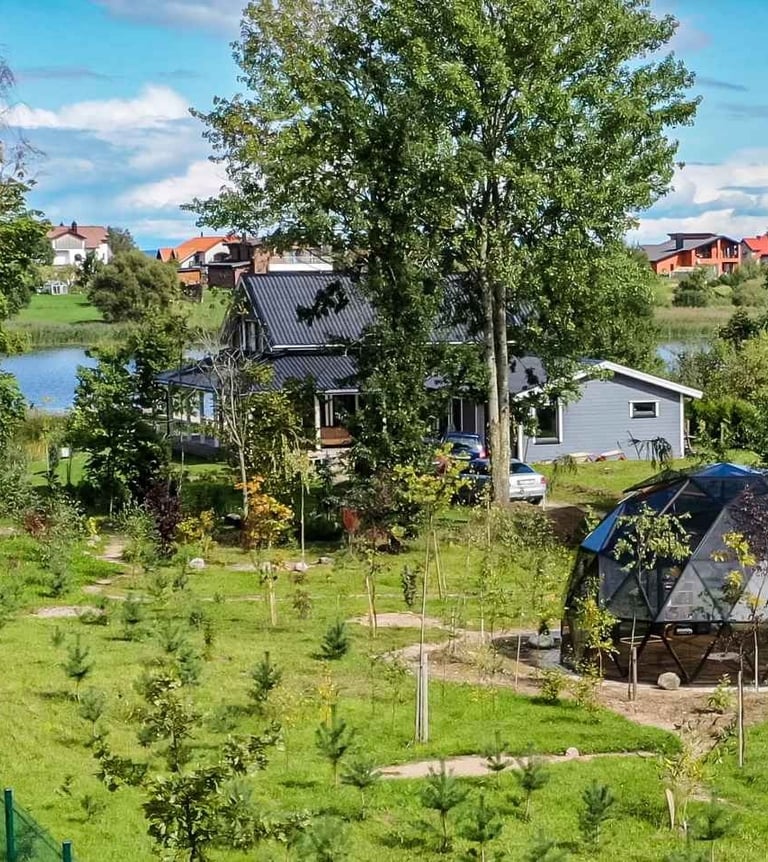 Nedidelis kupolas gyvenamojo namo sode