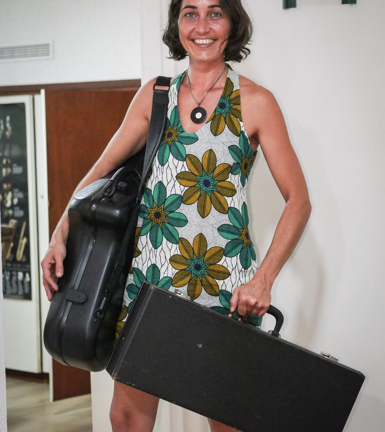 Photo d'océane Chotard avec plusieurs instruments dans leurs étuis.