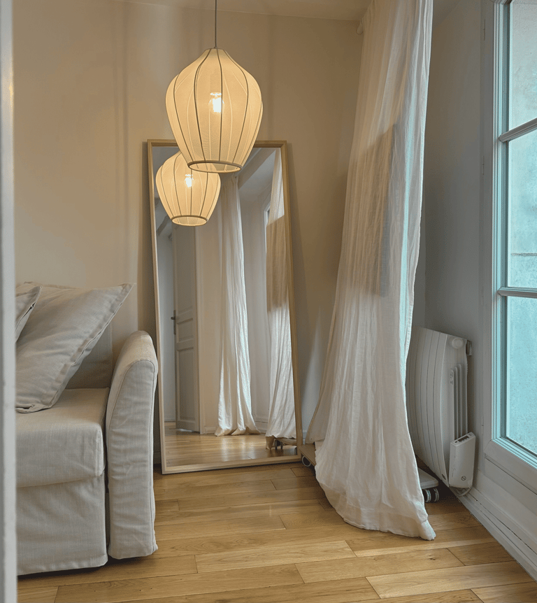 Salon beige avec lumière tamisé et miroir