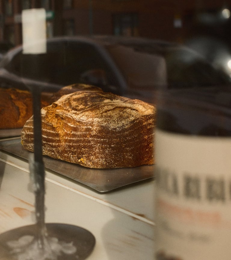 Brot hinter Glasscheibe Gastronomiefotografie cineastisch