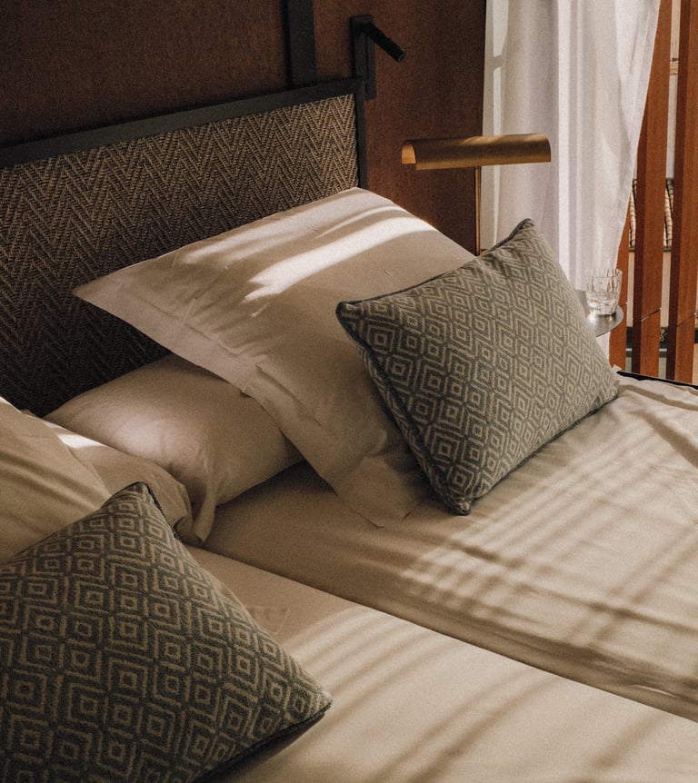 Hotelzimmer mit Vorhängen und weichem Tageslicht – Interior Fotografie