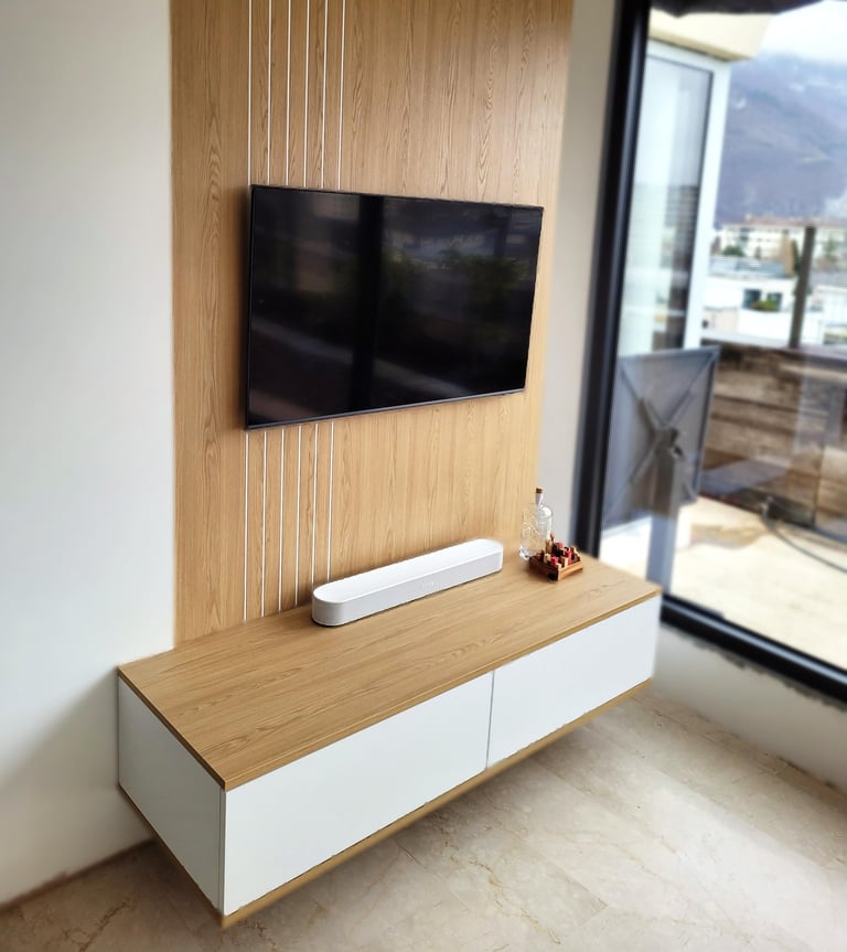 meuble TV suspendu avec habillage mural. Annecy