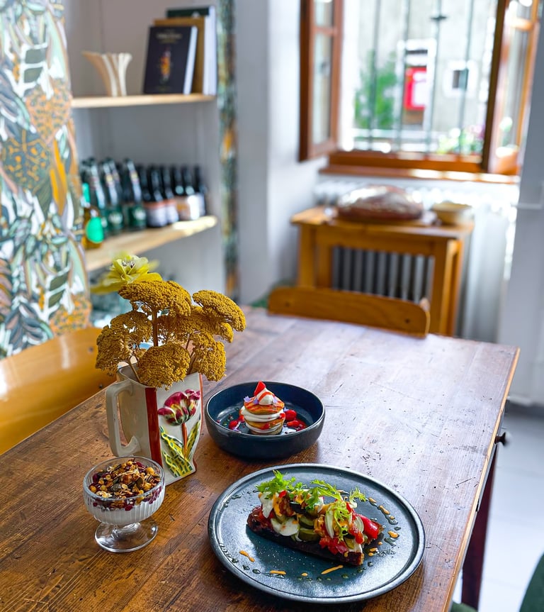 Disposition d'un brunch sur table rustique