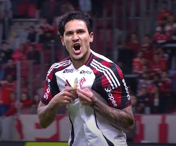 Pedro comemorando seu 1º gol na partida contra o Inter, pelo Brasileirão Série A 2025.