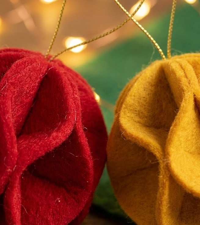 vilten kerstballen met lichtjes op de achtergrond