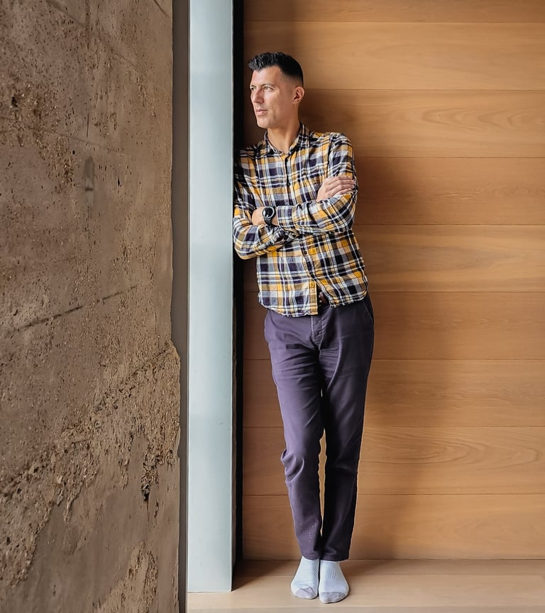 pessoa em ambiente moderno com estilo casual posando para ensaio fotográfico lifestyle