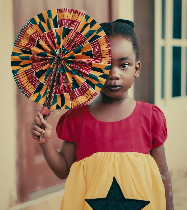Petite fille africaine avec éventail en wax