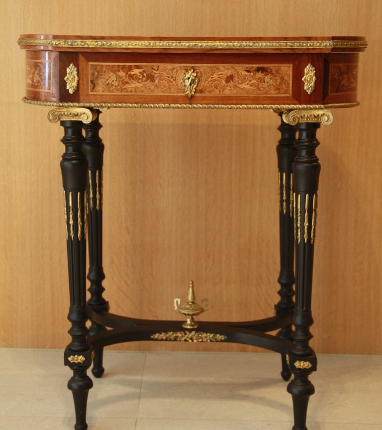 Restauration artisanale d'une table à coudre Napoléon III.