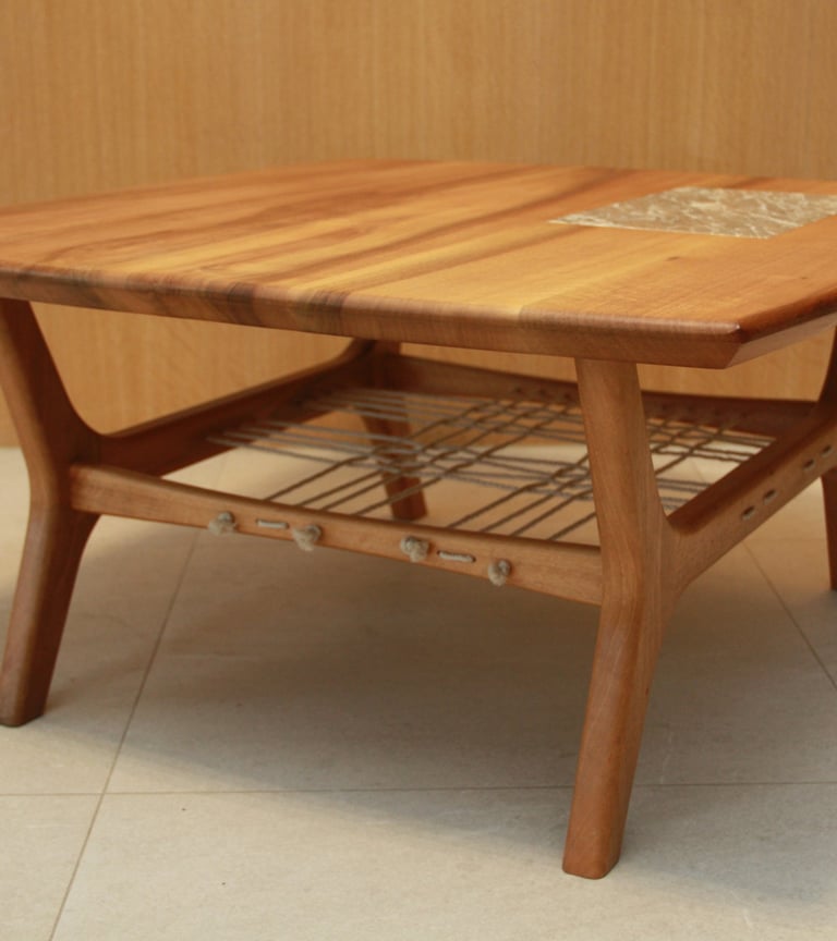 Table sur mesure en noyer.