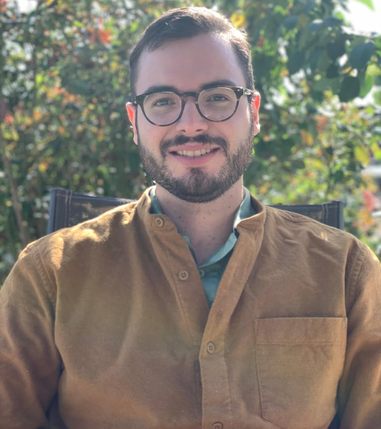 Dr. Fabio Marcovski, English-speaking psychologist in Florianópolis - outdoor headshot