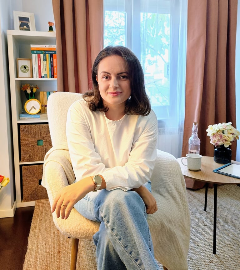 Alina Diaconu, psihoterapeut acreditat în București, în cabinetul său.