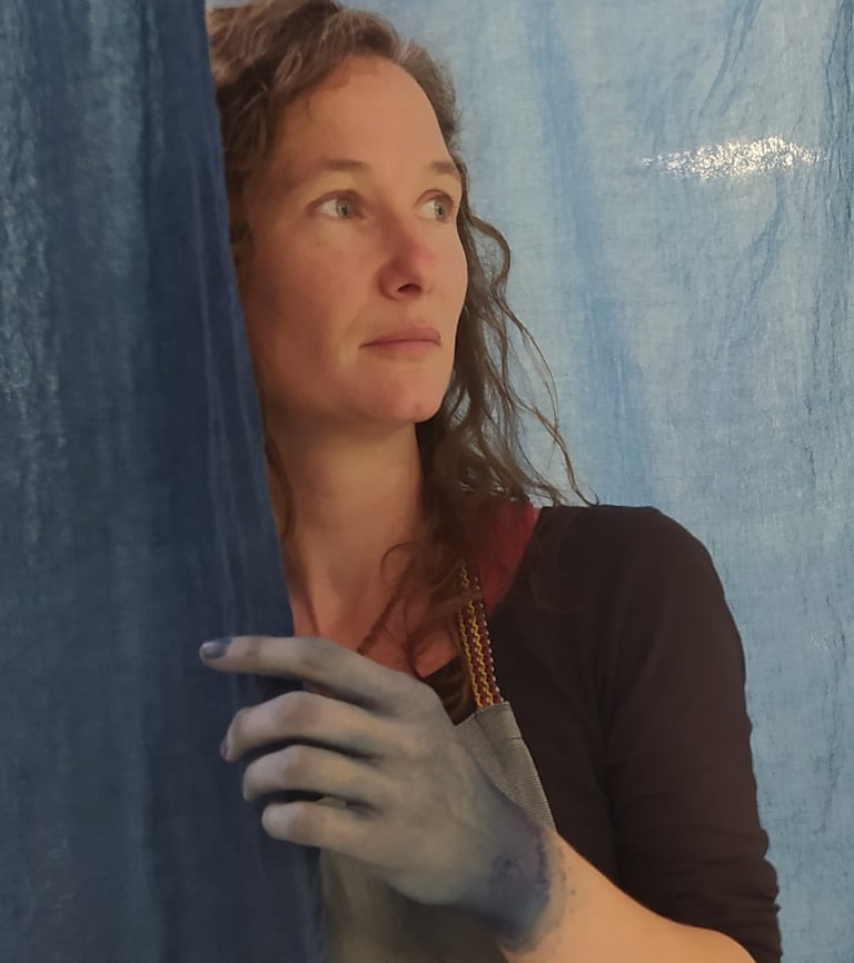 teinturiere et creatrice aux mains bleues indigo