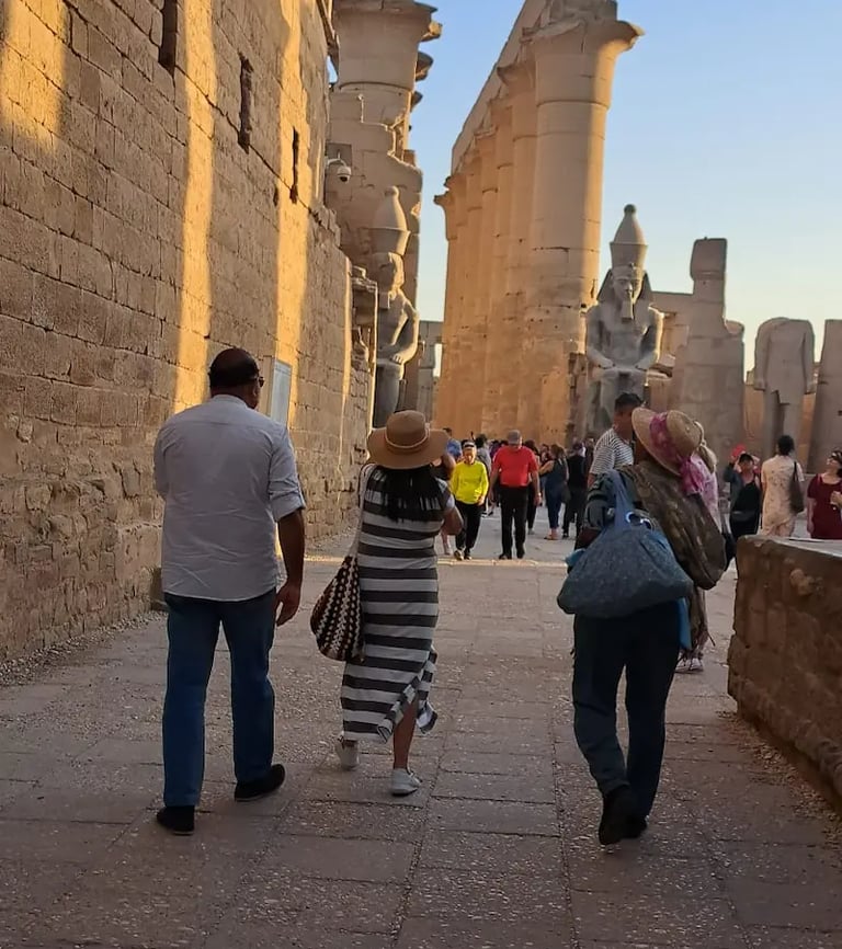 Turma de brasileiros em visita guiada no Templo de Luxor com guia egiptólogo fluente em português. Turismo personalizado