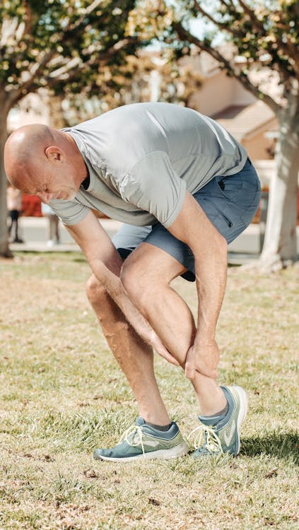 a man in a gray shirt is holding a frisbee