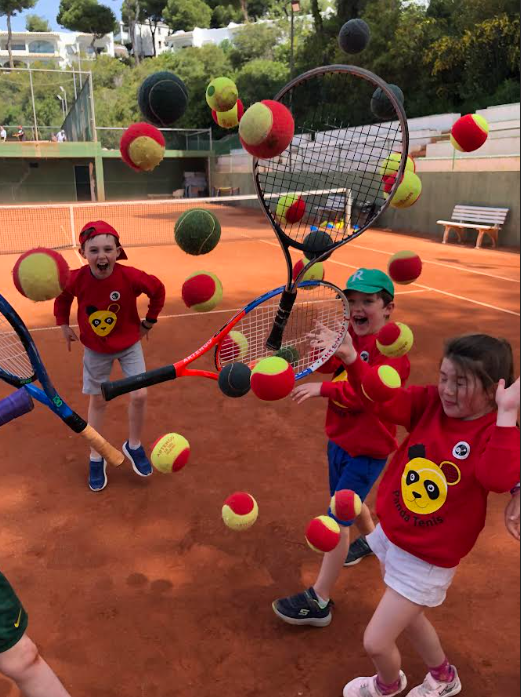 niños jugando al tenis en el campamento de verano Panda Tenis