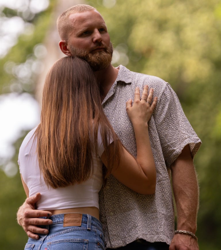 Paarshooting Coburg: Innige Umarmung voller Vertrauen und Nähe im Park der Rosenau.