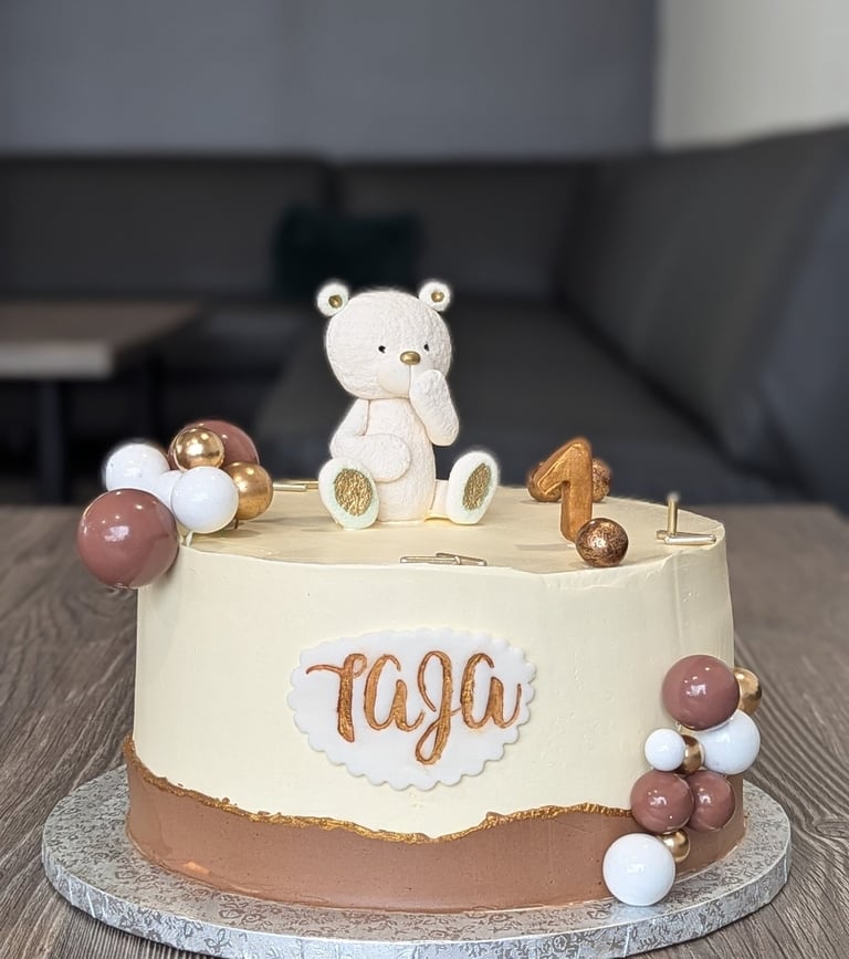torta po naročilu  Brglez slaščičarna za 1. rojstni dan medvedek, krem rjave barve z zlatimi detalji