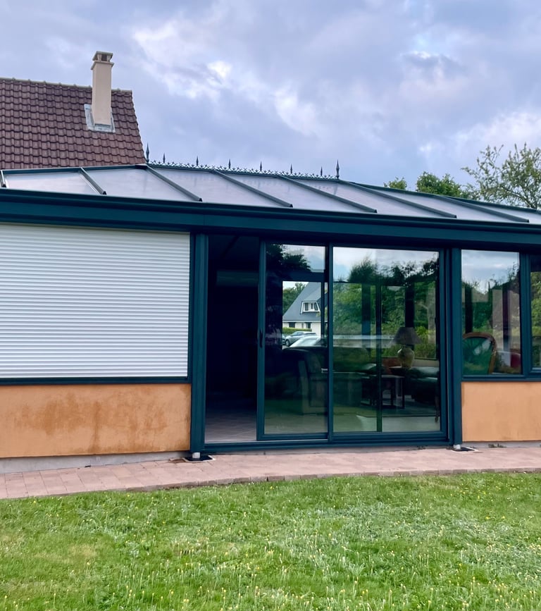 avant - après nettoyage de toiture de véranda en hauteur par m&m services pro rouen