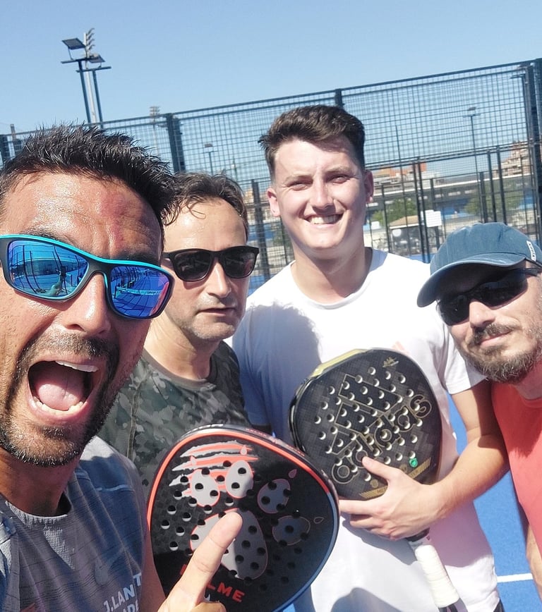jugadores de padel en pista con palas 