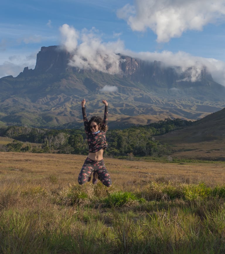 Turista en el campamento Rio Tek con el Tepuy Kukenan de fondo