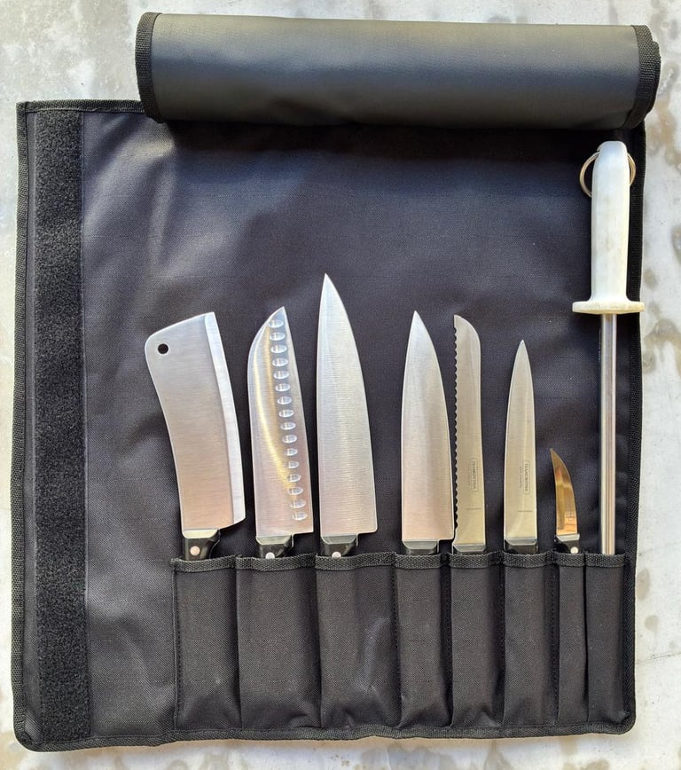 foto de un estuche portacuchillos de lona, abierto y ambientado con cuchillos de cocina