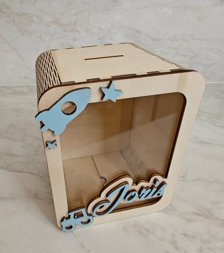 Medine taupykle su vardu ir papuosimais, su permatomu virseliu