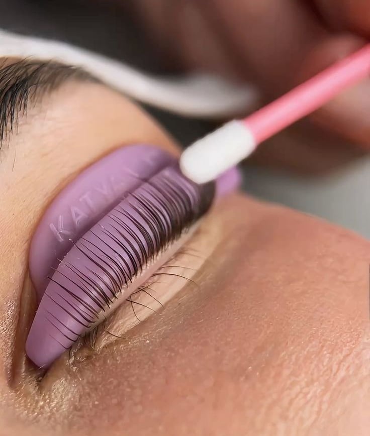 Lash lift and tint treatment for darker, lifted natural lashes