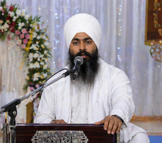 Bhai Harjit Singh Ji doing soulful kirtan in Gurudwara with devotees