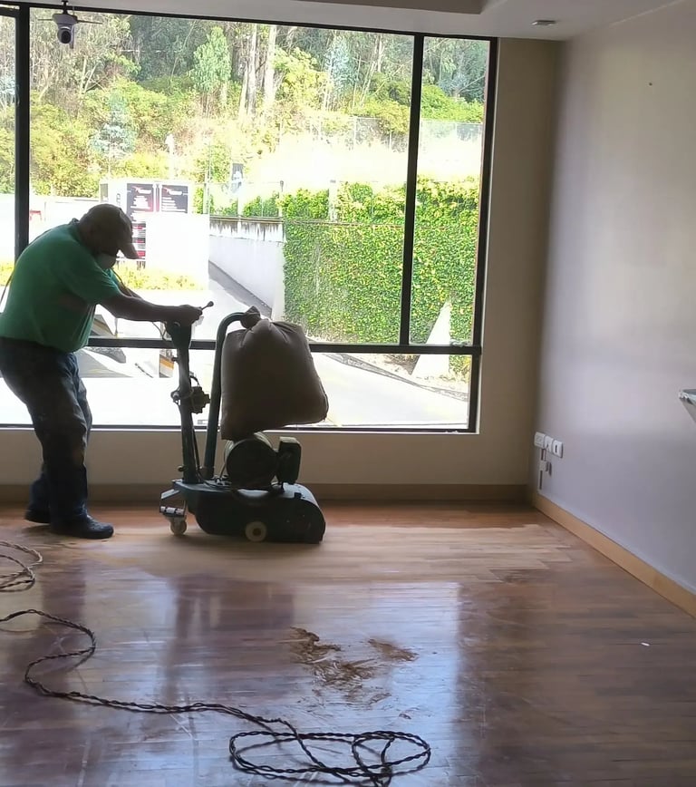 servicio de pulido y lacado barnizado de pisos de madera serviacabados lo hace por tí.