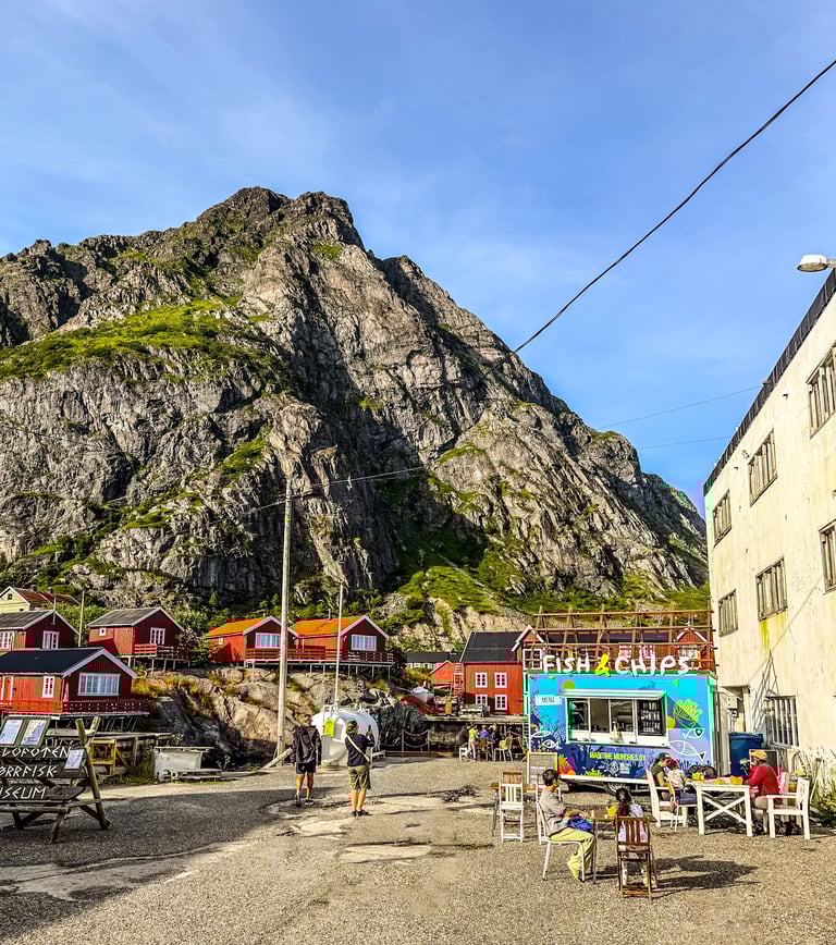 Maritime Munchies fish and chips-vogn i Å i Lofoten med gjester som spiser utendørs