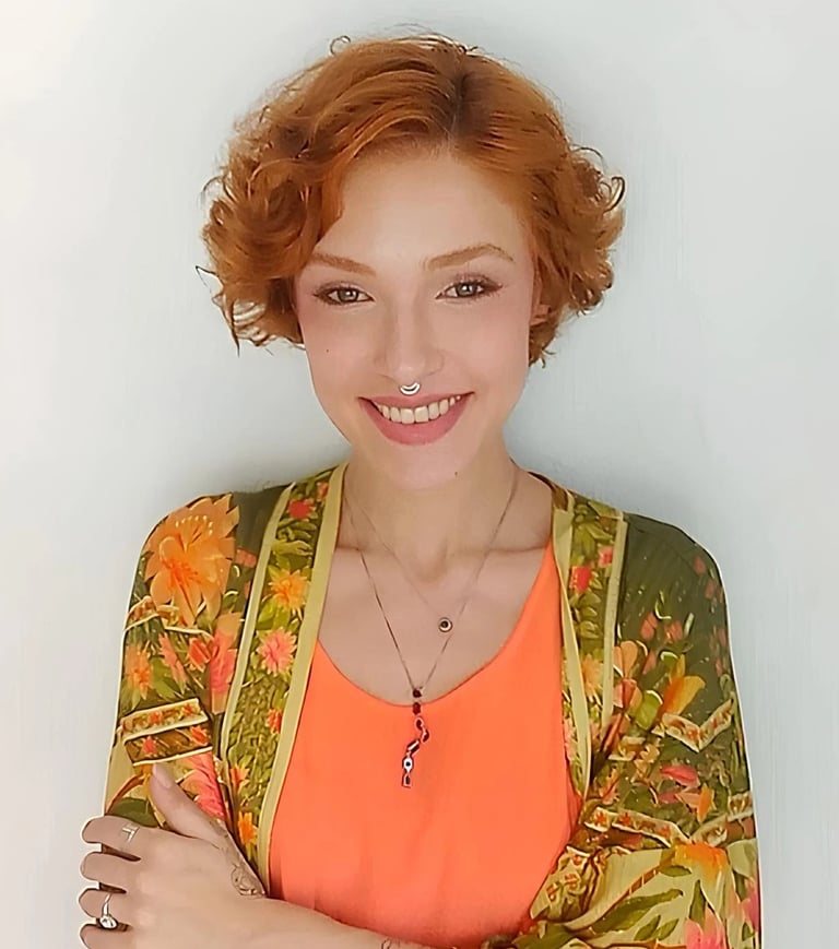 Sabrina Tibursky com os braços cruzados e sorriso acolhedor