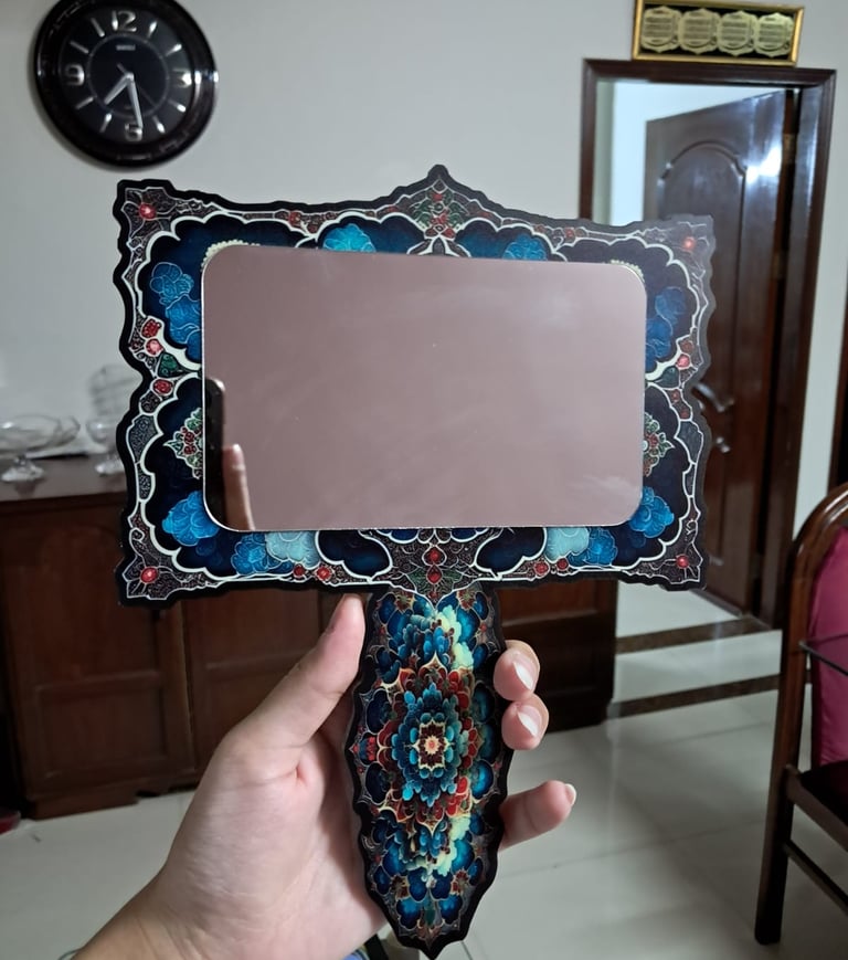 Customized hand mirror