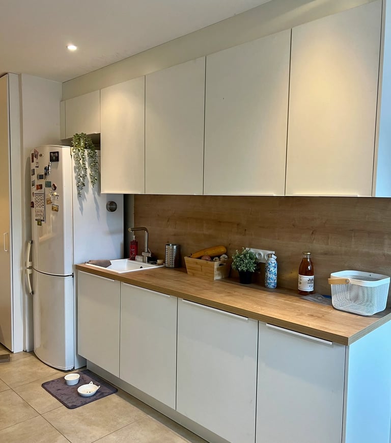 Aménagement de buanderie sur mesure à Caen avec plan de travail en bois et nombreux rangements