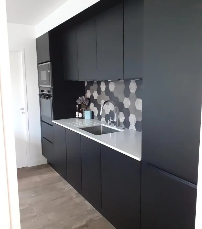 Cuisine noire contemporaine réalisée par Baïa Home