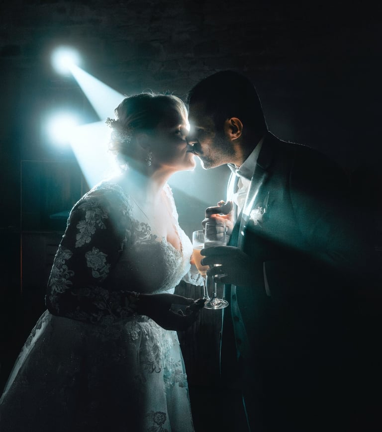 Mariés qui s'embrasse lors de leur soirée de mariage dans le Beaujolais (Rhône)