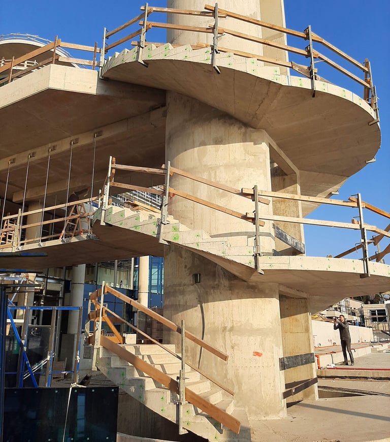 Spiralno stubište u procesu građenja kojem nedostaje staklena ograda