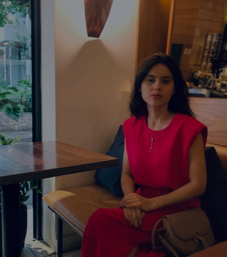 1. Consultora de imagem com posturate, apresentando a sessão Sobre Mim.