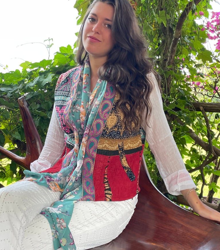 modella che indossa un gilet realizzato con un tradizionale tessuto Cantha