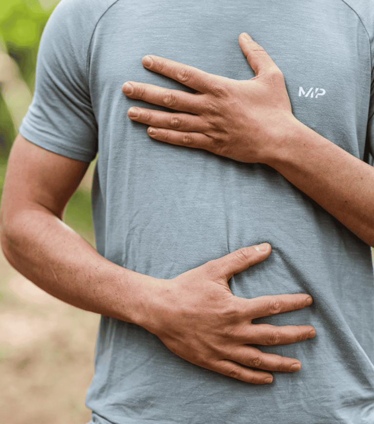 Ademhalen met je handen op je buik en borst