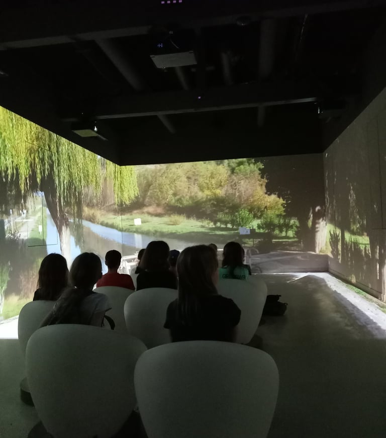 Groupe d’élèves regardant un film immersif sur l’histoire du Canal du Midi à Béziers