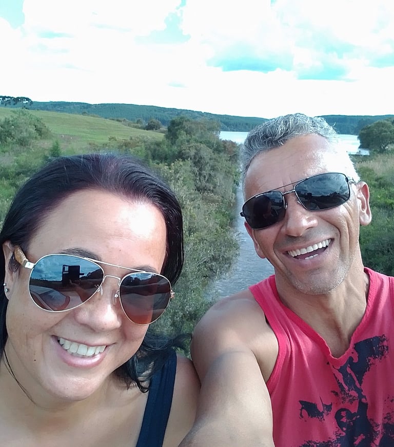 Foto de Andréa e Adriano ao fundo Lago Ubatã