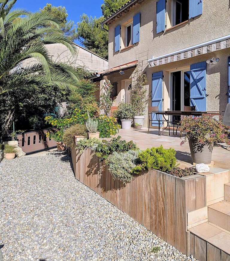 aménagement d'une terrasse avec un bac intégré qui n'est pas surélevé + plantes basses