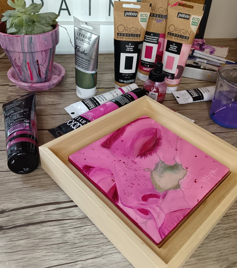 œuvre visage féminin les yeux fermés, reposée, rose 