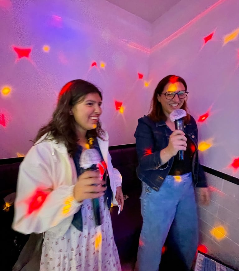 Deux de mes stagiaires en plein karaoké à Séoul 
