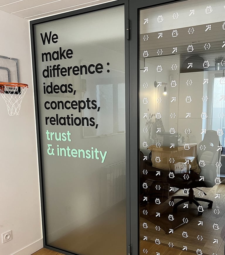 vitrophanie dépoli et lettrage