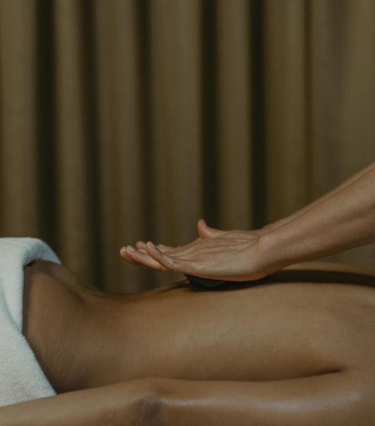 Massage détente enveloppant du dos, gestes lents et réconfortants