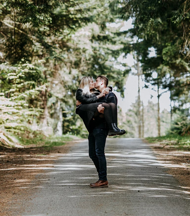 un couple s'embrasse dans la forêt vosgienne